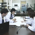 研究員でアイディアを出し合って討議しています