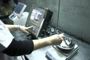 1つの製品で配合剤は１０数種類あることも。　間違いのないようにチェックしながら計量をします。