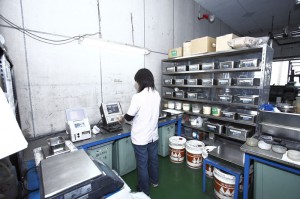 指定通り（設計書通り）に、配合剤の計量（指定重量の計量）を行う、